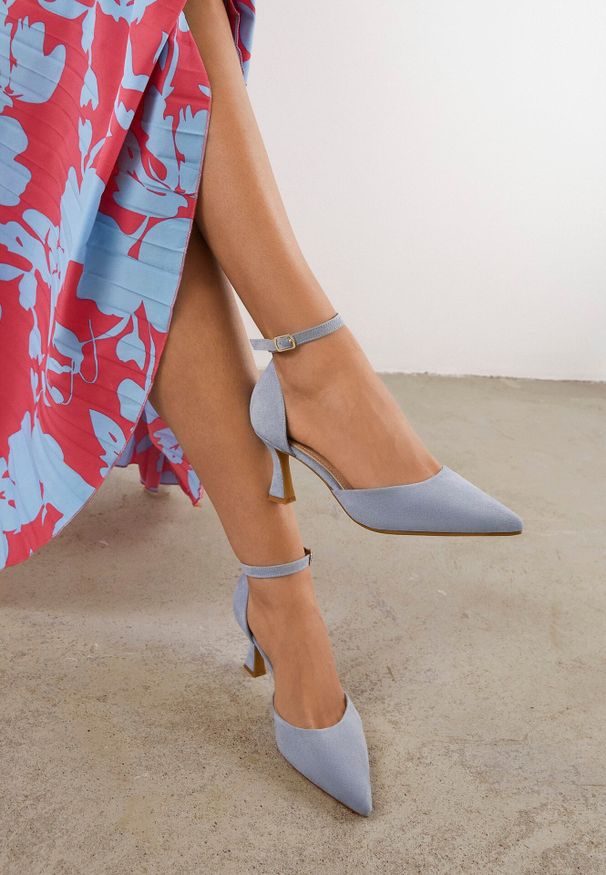 Born2be - Niebieskie Czółenka Vices z Imitacji Zamszu na Obcasie Klepsydra Esiriva. Okazja: na co dzień. Nosek buta: szpiczasty. Zapięcie: pasek. Kolor: niebieski. Materiał: zamsz. Obcas: na obcasie. Styl: wizytowy, casual, klasyczny. Wysokość obcasa: średni