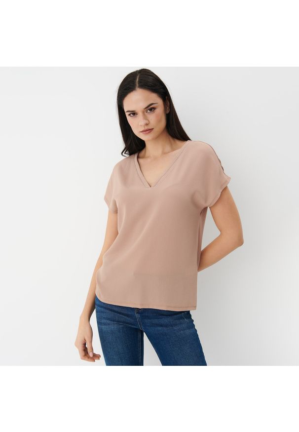 Mohito - Wiskozowa bluzka z dekoltem V - Beżowy. Kolor: beżowy. Materiał: wiskoza