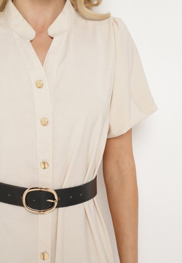 Born2be - Beżowa Koszulowa Sukienka z Krótkim Rękawem Zapinana na Guziki z Paskiem z Ekoskóry Xantantia. Typ kołnierza: dekolt w kształcie V. Kolor: beżowy. Długość rękawa: krótki rękaw. Wzór: aplikacja. Typ sukienki: koszulowe