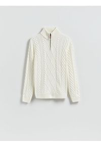 Reserved - Golf z warkoczowym splotem - złamana biel. Typ kołnierza: golf. Materiał: bawełna, dzianina. Wzór: ze splotem #1