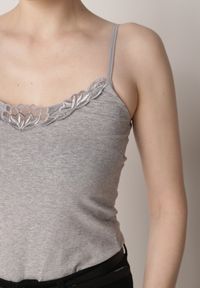 Born2be - Ciemnoszary Bawełniany Top na Ramiączkach z Ozdobną Koronką przy Dekolcie Berlisa. Okazja: na co dzień, na spotkanie biznesowe. Kolor: szary. Materiał: bawełna, koronka. Długość rękawa: na ramiączkach. Wzór: koronka. Styl: casual, biznesowy, elegancki #2