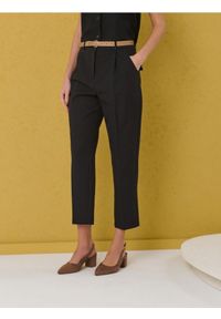 Sinsay - Spodnie carrot z nogawką w kant i paskiem - czarny. Kolor: czarny #1
