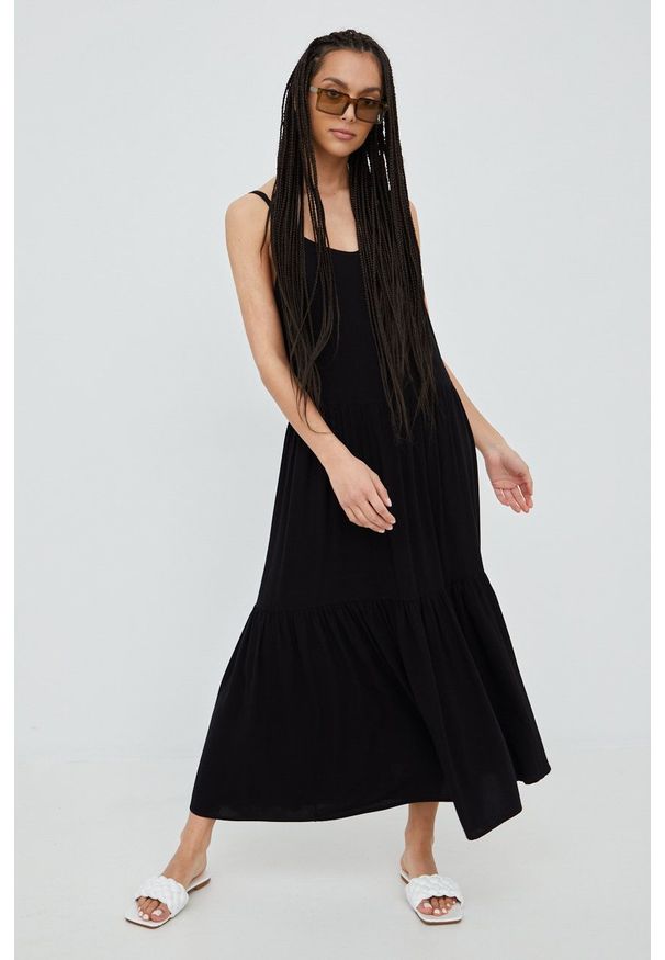 Superdry sukienka kolor czarny maxi rozkloszowana. Kolor: czarny. Materiał: tkanina, materiał, wiskoza. Długość rękawa: na ramiączkach. Typ sukienki: rozkloszowane. Długość: maxi