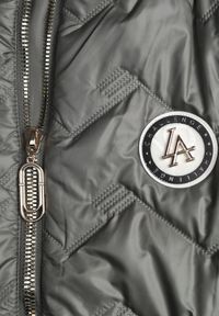 Born2be - Zielona Przejściowa Kamizelka Pikowana o Długim Kroju z Kapturem i Naszywką Harmaste. Okazja: na co dzień. Typ kołnierza: kaptur. Kolor: zielony. Materiał: jeans. Długość: długie. Wzór: aplikacja. Styl: casual #6