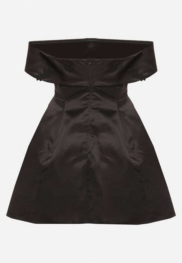 Born2be - Czarna Satynowa Sukienka Hiszpanka Vices z Kwiatowymi Aplikacjami Fennalisa. Okazja: na ślub cywilny, na wesele, na imprezę. Typ kołnierza: dekolt hiszpanka. Kolor: czarny. Materiał: satyna. Wzór: aplikacja, kwiaty. Sezon: lato