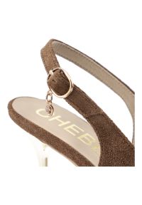 CheBello - Czółenka damskie Chebello, cholewka ze skóry naturalnej welurowej z odkrytą piętą i smukłym noskiem ozdobione metaliczną klamrą osadzone na cienkim o. Zapięcie: klamry. Kolor: brązowy. Materiał: skóra, welur. Szerokość cholewki: normalna. Wzór: aplikacja. Styl: elegancki, klasyczny, wizytowy #5