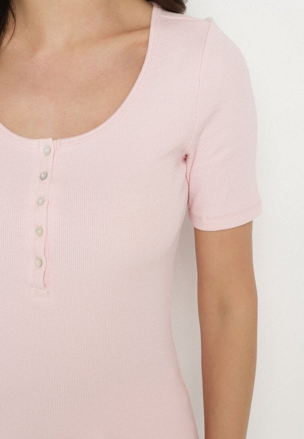Born2be - Różowy Prążkowany T-shirt z Bawełny Ozdobiony Guzikami Tasavia. Okazja: na co dzień. Kolor: różowy. Materiał: bawełna, prążkowany. Wzór: aplikacja. Styl: casual, klasyczny