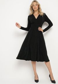 Born2be - Zielona Taliowana Sukienka z Wiskozą o Rozkloszowanym Kroju Zdobiona Metaliczną Nicią Mesinae. Okazja: do pracy, na spotkanie biznesowe. Typ kołnierza: dekolt w kształcie V. Kolor: zielony. Materiał: wiskoza. Długość rękawa: długi rękaw. Wzór: aplikacja. Typ sukienki: rozkloszowane. Styl: wizytowy, glamour, elegancki, biznesowy #1