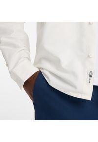 Koszula męska New Balance MT53523RFN – biała. Typ kołnierza: kołnierzyk klasyczny. Kolor: biały. Materiał: bawełna, poliester, materiał. Styl: klasyczny, elegancki #3