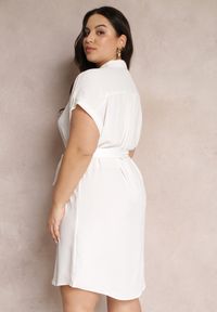 Renee - Biała Sukienka Koszulowa Wiązana w Pasie z Krótkimi Rękawami Wellwood. Kolekcja: plus size. Kolor: biały. Materiał: tkanina. Długość rękawa: krótki rękaw. Wzór: gładki. Sezon: wiosna, lato. Typ sukienki: koszulowe. Długość: mini #4