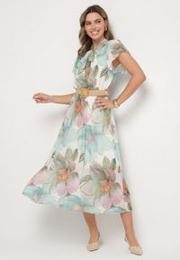Born2be - Jasnozielona Sukienka o Rozkloszowanym Kroju z Wiązaniem przy Dekolcie i Paskiem Sorilina. Okazja: na co dzień. Kolor: zielony. Długość rękawa: krótki rękaw. Wzór: kwiaty. Styl: casual, elegancki #1
