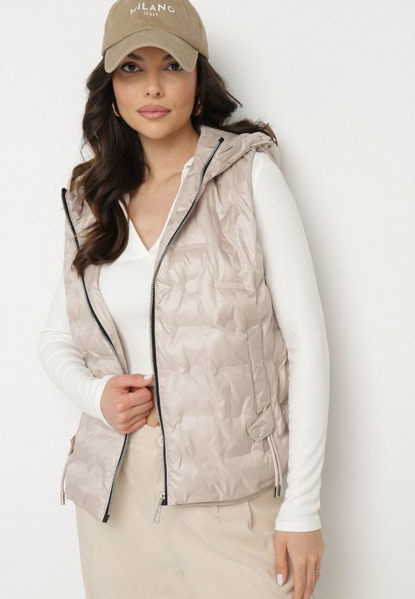 Born2be - Beżowa Kamizelka z Pikowanymi Przeszyciami i Kapturem ze Ściągaczami Annivria. Okazja: na co dzień. Kolor: beżowy. Materiał: jeans. Styl: sportowy, klasyczny, casual