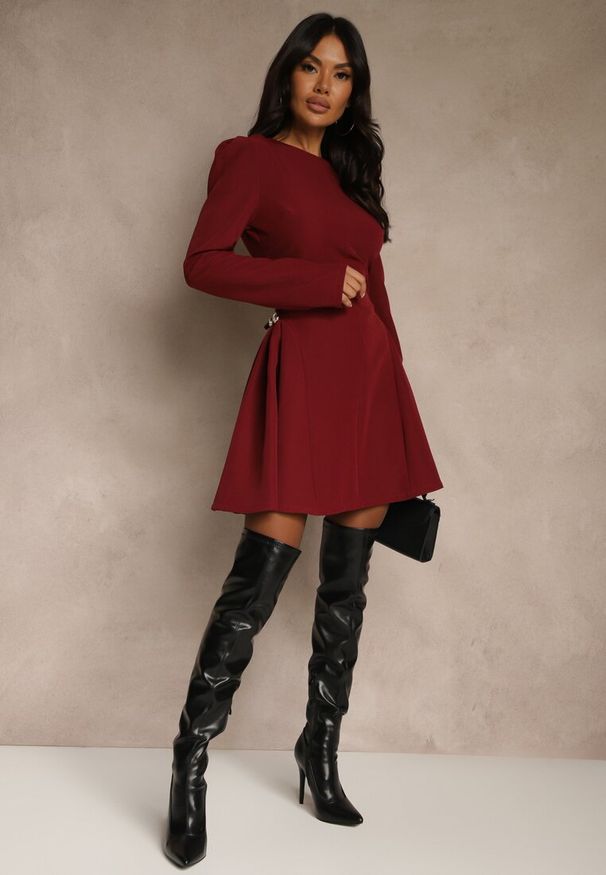 Renee - Bordowa Sukienka o Rozkloszowanym Kroju z Ozdobą z Boku Eleslia. Kolor: czerwony. Wzór: aplikacja. Styl: street