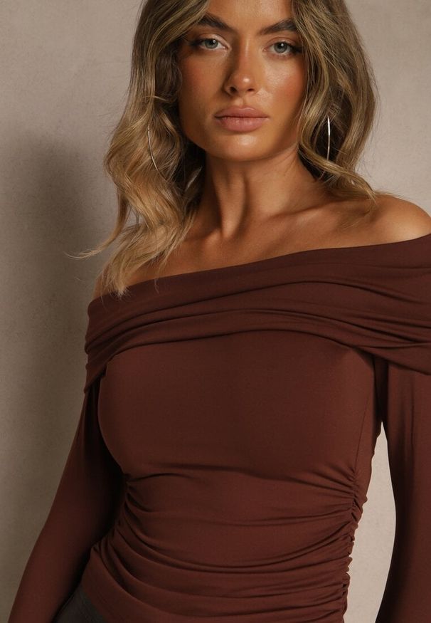 Renee - Brązowa Marszczona Bluzka Hiszpanka Vices z Wywiniętym Dekoltem Termola. Okazja: na co dzień. Typ kołnierza: dekolt hiszpanka. Kolor: brązowy. Materiał: jeans. Styl: casual