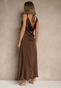 Renee - Brązowa Taliowana Sukienka Vices Wiązana przy Karku Zinvea. Okazja: na co dzień. Kolor: brązowy. Typ sukienki: proste. Styl: elegancki, casual #5