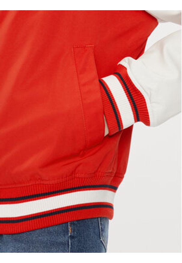 Tommy Jeans Kurtka bomber Letterman DW0DW17233 Czerwony Relaxed Fit. Kolor: czerwony. Materiał: syntetyk