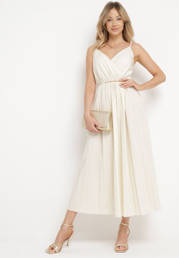 Born2be - Jasnobeżowa Rozkloszowana Sukienka Długa z Kopertowym Dekoltem na Ramiączkach Asmerria. Kolor: beżowy. Długość rękawa: na ramiączkach. Typ sukienki: kopertowe. Styl: elegancki. Długość: maxi