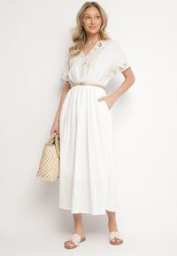 Born2be - Biała Bawełniana Sukienka w Stylu Rustykalnym z Kieszeniami Orriviane. Okazja: na spotkanie biznesowe, na co dzień, do pracy, na spacer. Typ kołnierza: dekolt w kształcie V. Kolor: biały. Materiał: bawełna. Wzór: aplikacja, haft. Typ sukienki: proste. Styl: biznesowy, casual #3