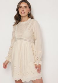 Born2be - Beżowa Sukienka Boho o Rozkloszowanym Kroju z Haftowanymi Zdobieniami Ifflina. Okazja: na co dzień. Typ kołnierza: kołnierzyk stójkowy. Kolor: beżowy. Materiał: poliester, materiał. Długość rękawa: długi rękaw. Wzór: haft, aplikacja. Styl: boho #4