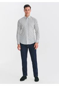 Pako Lorente - Biała koszula w niebieski wzór geometryczny. Kolor: wielokolorowy, niebieski, biały. Materiał: bawełna, elastan. Długość rękawa: długi rękaw. Długość: długie. Wzór: geometria #6