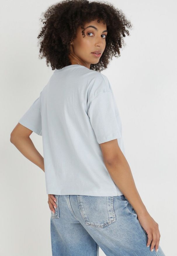 Born2be - Jasnoniebieski T-shirt Evales. Okazja: na co dzień. Kolor: niebieski. Materiał: bawełna. Długość rękawa: krótki rękaw. Długość: krótkie. Wzór: jednolity. Styl: casual