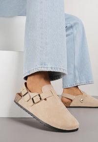 Born2be - Beżowe Sandały w Stylu Chodaków Ozdobione Klamrami Qyrraya. Okazja: na co dzień. Zapięcie: klamry. Kolor: beżowy. Materiał: jeans. Wzór: aplikacja. Sezon: lato. Styl: casual, elegancki #2