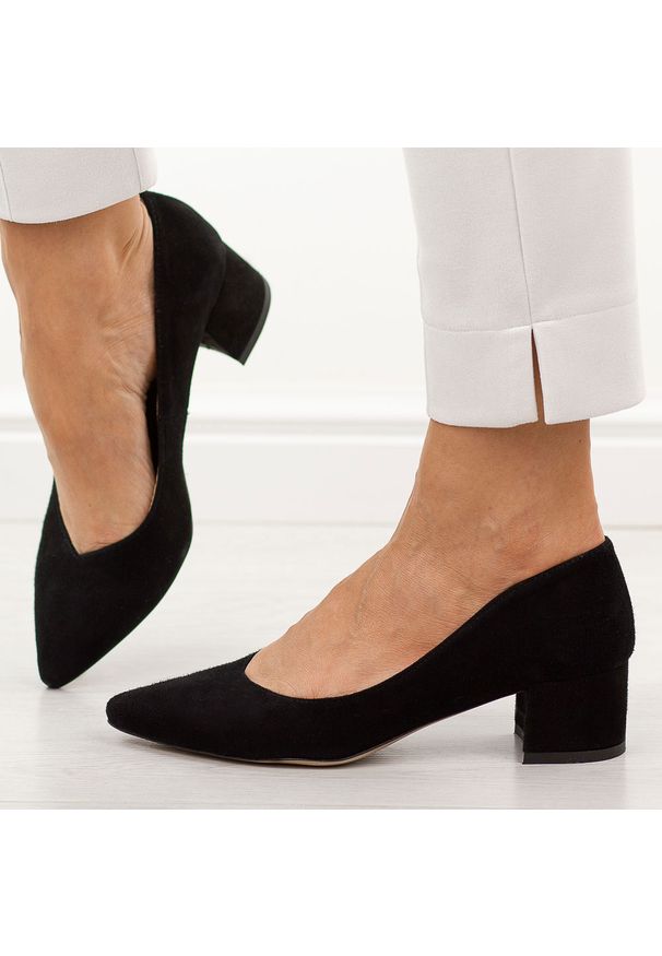 Czarne zamsz skórzane Polskie czółenka damskie na obcasie Prestige 2235/obl. Okazja: na co dzień, na spotkanie biznesowe, do pracy. Kolor: czarny. Materiał: zamsz, skóra. Szerokość cholewki: normalna. Sezon: wiosna, jesień, lato. Obcas: na obcasie. Styl: biznesowy, elegancki, casual, klasyczny, wizytowy. Wysokość obcasa: niski