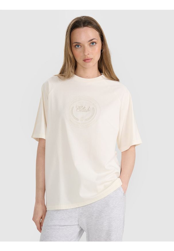4f - 4F T-shirt oversize z nadrukiem damski - biały XS. Okazja: na co dzień. Kolor: biały. Materiał: jersey, tkanina, dzianina, bawełna, materiał. Długość rękawa: krótki rękaw. Długość: krótkie. Wzór: nadruk. Styl: sportowy, klasyczny, casual