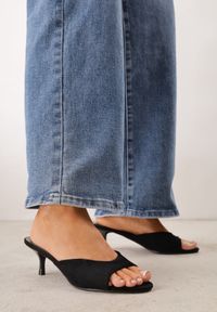 Renee - Czarne Eleganckie Klapki z Imitacji Zamszu na Obcasie Typu Kaczuszka Snorea. Okazja: na co dzień. Kolor: czarny. Materiał: zamsz. Wzór: gładki. Obcas: na obcasie. Styl: elegancki. Wysokość obcasa: średni #4