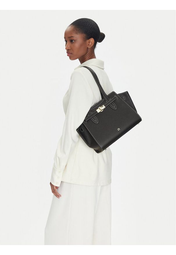 Aigner Torebka 137412 Czarny. Kolor: czarny. Materiał: skórzane