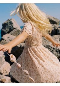 Big-Star - Sukienka dziewczęca z wiskozy w kwiatowy wzór perłowa Radojka 103. Okazja: na spacer. Typ kołnierza: kokarda, dekolt w karo. Kolor: kremowy. Materiał: wiskoza. Wzór: kwiaty. Sezon: lato #5