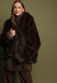 Born2be - Brązowa Kurtka Futerko o Kroju Oversize z Kapturem Nalienta. Okazja: na co dzień. Typ kołnierza: kaptur. Kolor: brązowy. Materiał: futro. Styl: casual, elegancki #1