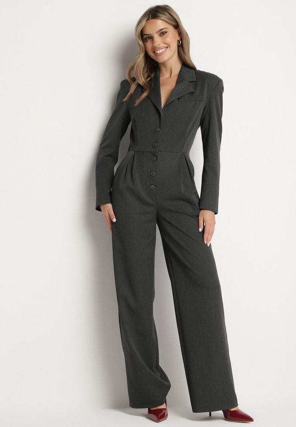 Born2be - Ciemnoszary Garniturowy Kombinezon z Wiskozą z Szerokimi Nogawkami i Zapięciem na Guziki Avaline. Okazja: na spotkanie biznesowe. Kolor: szary. Materiał: wiskoza. Styl: klasyczny, elegancki, sportowy, biznesowy