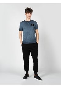 Guess T-Shirt "Patch" | X3GI08KAK90 | Mężczyzna | Niebieski. Okazja: na co dzień. Kolor: niebieski. Materiał: bawełna. Wzór: aplikacja. Styl: casual, klasyczny, elegancki