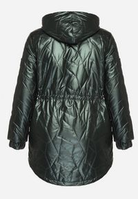 Born2be - Ciemnozielona Kurtka Pikowana Parka z Nieodpinanym Kapturem Oferra. Kolekcja: plus size. Kolor: zielony #5