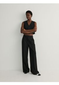 Reserved - Szerokie spodnie z metalizowaną nitką - czarny. Kolor: czarny. Materiał: tkanina, wiskoza #1