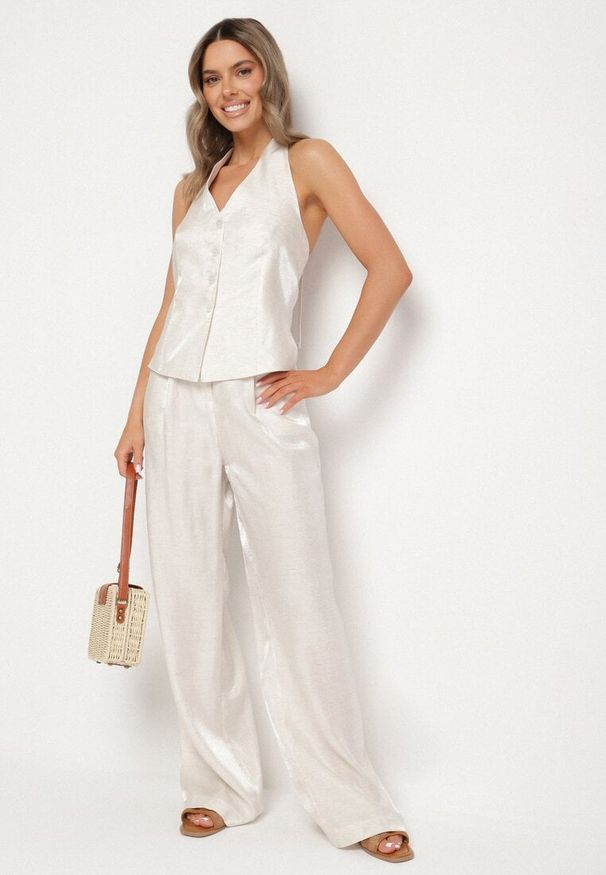 Born2be - Jasnobeżowa Kamizelka z Wiskozą i Lnem Wiązana na Szyi z Guzikami Mavisorae. Okazja: na co dzień, na spotkanie biznesowe, do pracy. Kolor: beżowy. Materiał: wiskoza, len. Styl: biznesowy, casual, elegancki, klasyczny