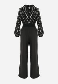 Born2be - Czarny Kombinezon z Paskiem i Kopertowym Dekoltem z Szeroką Nogawką Omera. Okazja: na co dzień. Kolor: czarny. Styl: casual #4