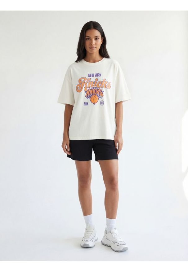 Sinsay - Bawełniana koszulka z nadrukiem NBA - kremowy. Kolor: kremowy. Materiał: bawełna. Wzór: nadruk