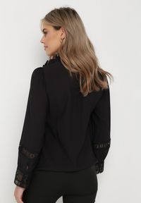 Born2be - Czarna Koszula ze Stójką i Koronką Argochis. Typ kołnierza: kołnierzyk stójkowy. Kolor: czarny. Materiał: koronka. Wzór: koronka #6