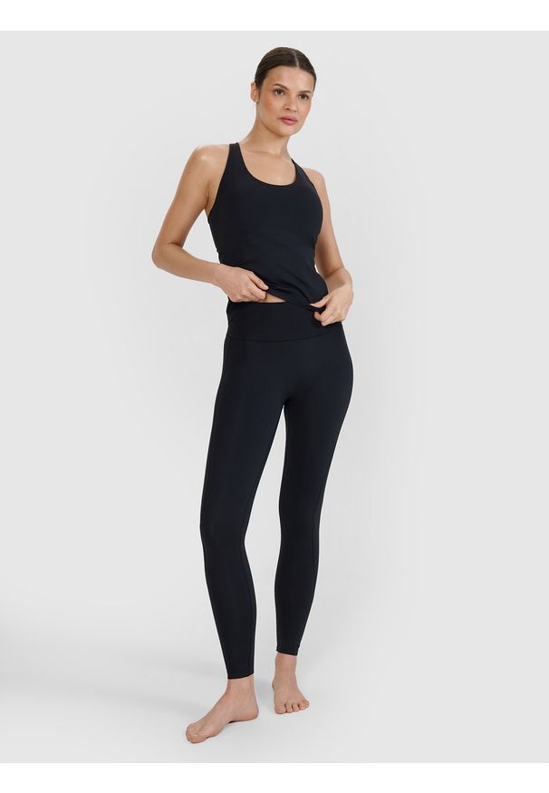 4f - 4F Legginsy do jogi i pilatesu szybkoschnące damskie - czarne S. Stan: podwyższony. Kolor: czarny. Materiał: dzianina, włókno, syntetyk, materiał, elastan. Wzór: gładki, ze splotem, jednolity. Sport: joga i pilates