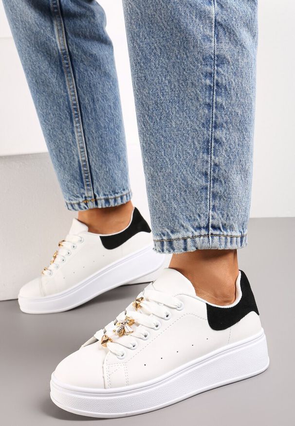 Renee - Biało-Czarne Sneakersy na Platformie z Metaliczną Wstawką Grevaja. Kolor: biały. Materiał: jeans. Obcas: na platformie