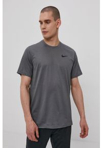 Nike T-shirt męski kolor szary gładki. Okazja: na co dzień. Kolor: szary. Materiał: dzianina, skóra, włókno, tkanina. Wzór: gładki. Styl: casual