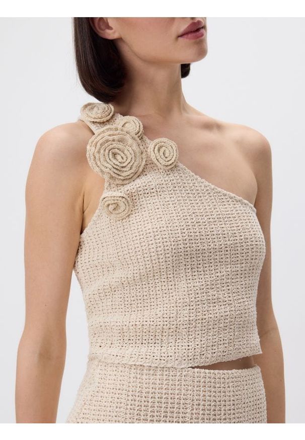 Reserved - Crochetowy top z kwiatową aplikacją - beżowy. Kolor: beżowy. Materiał: bawełna, dzianina. Wzór: aplikacja, kwiaty