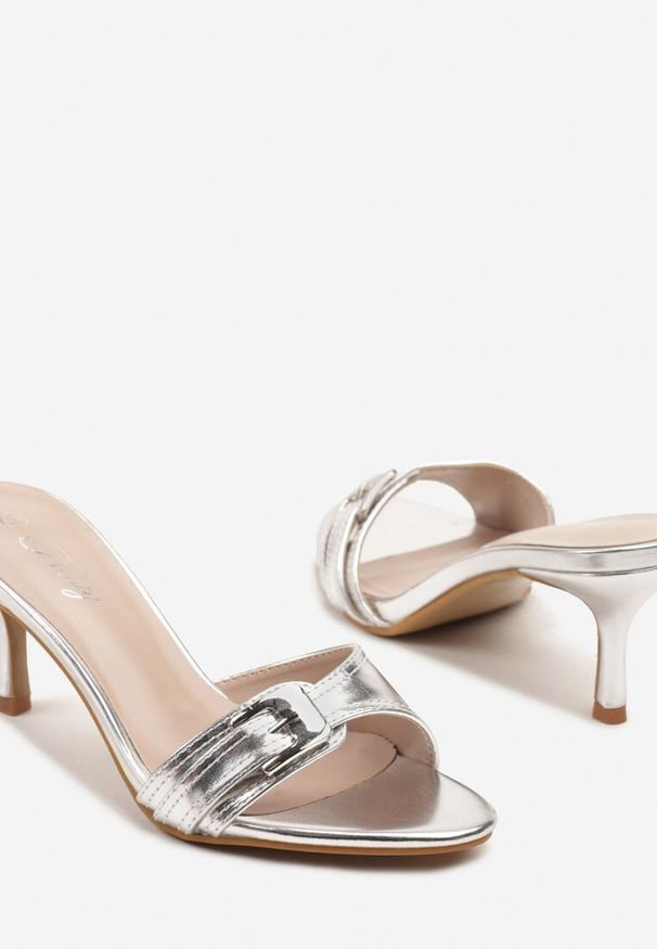 Born2be - Srebrne Klapki na Szpilce z Ozdobną Klamrą Julivie. Okazja: na imprezę, na co dzień. Kolor: srebrny. Obcas: na szpilce. Styl: elegancki, casual