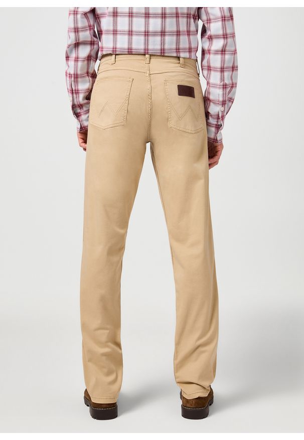 Wrangler - MESKIE SPODNIE MATERIALOWE WRANGLER GREENSBORO PLAZA TAUPE 112362345