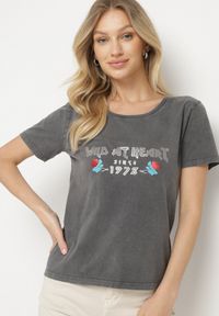 Born2be - Ciemnoszary Bawełniany T-shirt z Metalicznym Nadrukiem Savariae. Okazja: na co dzień. Kolor: szary. Materiał: bawełna. Wzór: nadruk. Styl: elegancki, casual