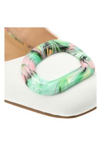 Czółenka damskie S.Barski, cholewka ze skóry naturalnej z elegancką broszką i stabilnym obcasem, zielone, LZ61-2010. Kolor: biały. Materiał: skóra. Szerokość cholewki: normalna. Obcas: na obcasie. Styl: elegancki. Wysokość obcasa: średni #6