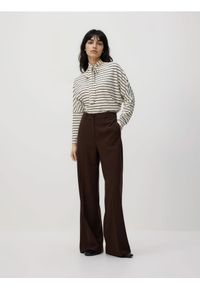 Reserved - Longsleeve z wiązanym szalem - złamana biel. Materiał: dzianina, wiskoza. Długość rękawa: długi rękaw