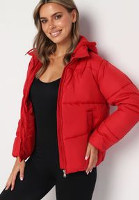 Born2be - Czerwona Pikowana Kurtka z Kapturem Mivuna. Okazja: na co dzień. Typ kołnierza: kaptur. Kolor: czerwony. Materiał: jeans. Długość: krótkie. Styl: casual #1